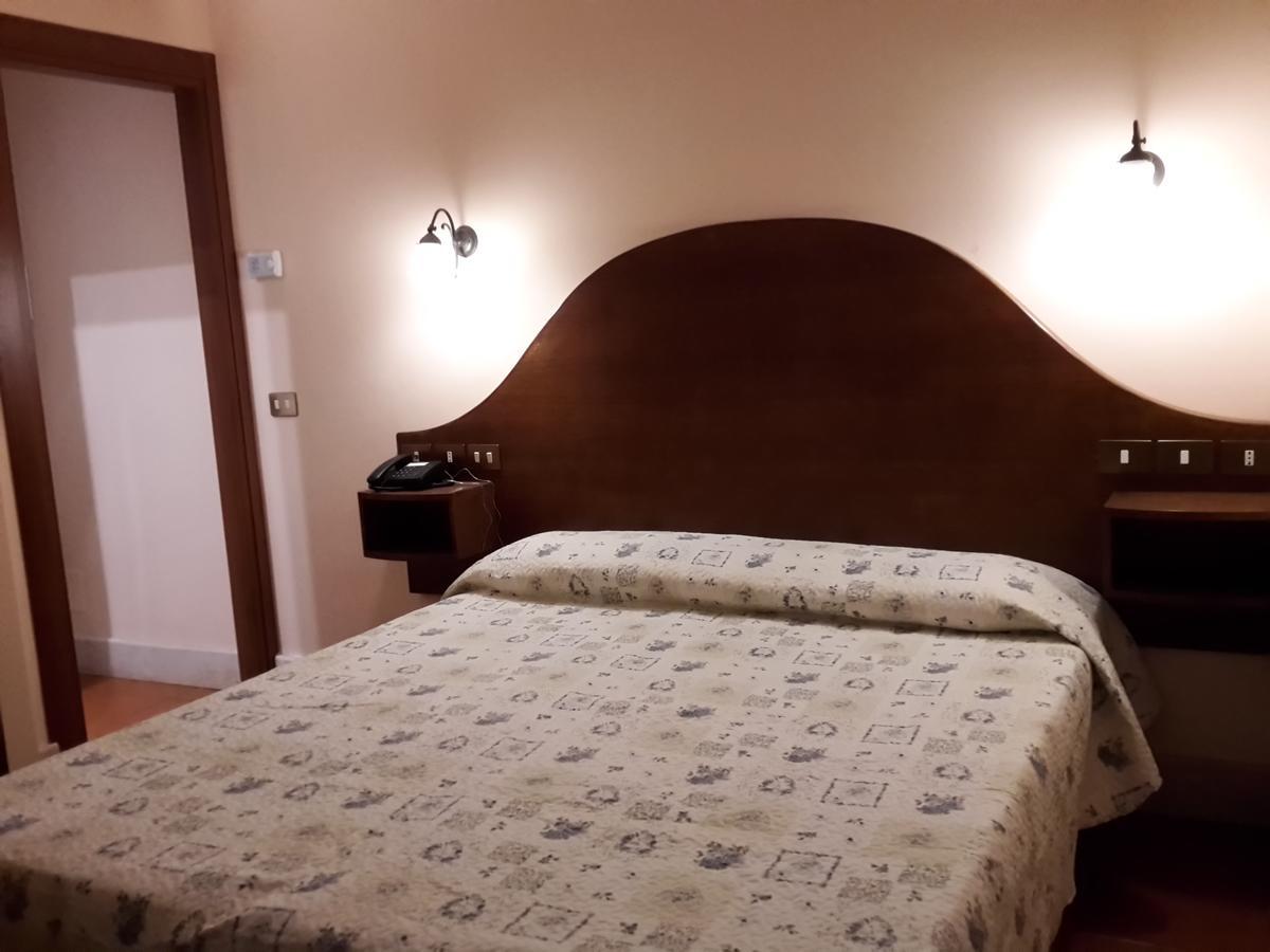 Hotel 4 Coronati Roma Exterior foto